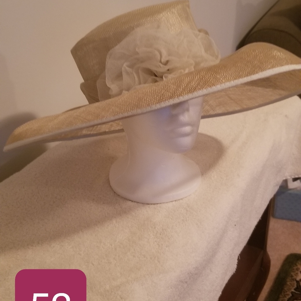 Wide brim, cream hat